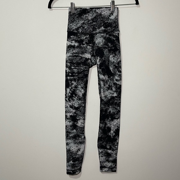 Lululemon Women Wunder Under Hugh Rise Black and white Leggings in 2 - Picture 4 of 11